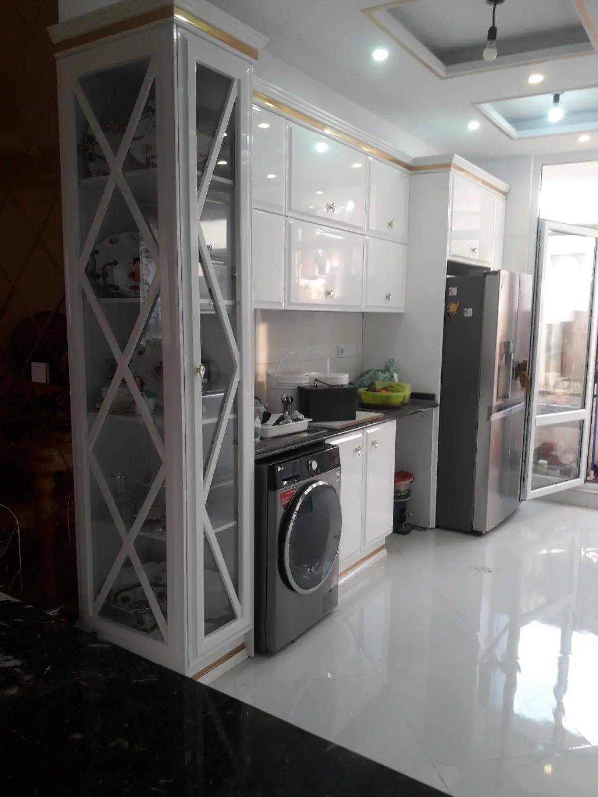 کابینت انزوی براق سفید طلایی