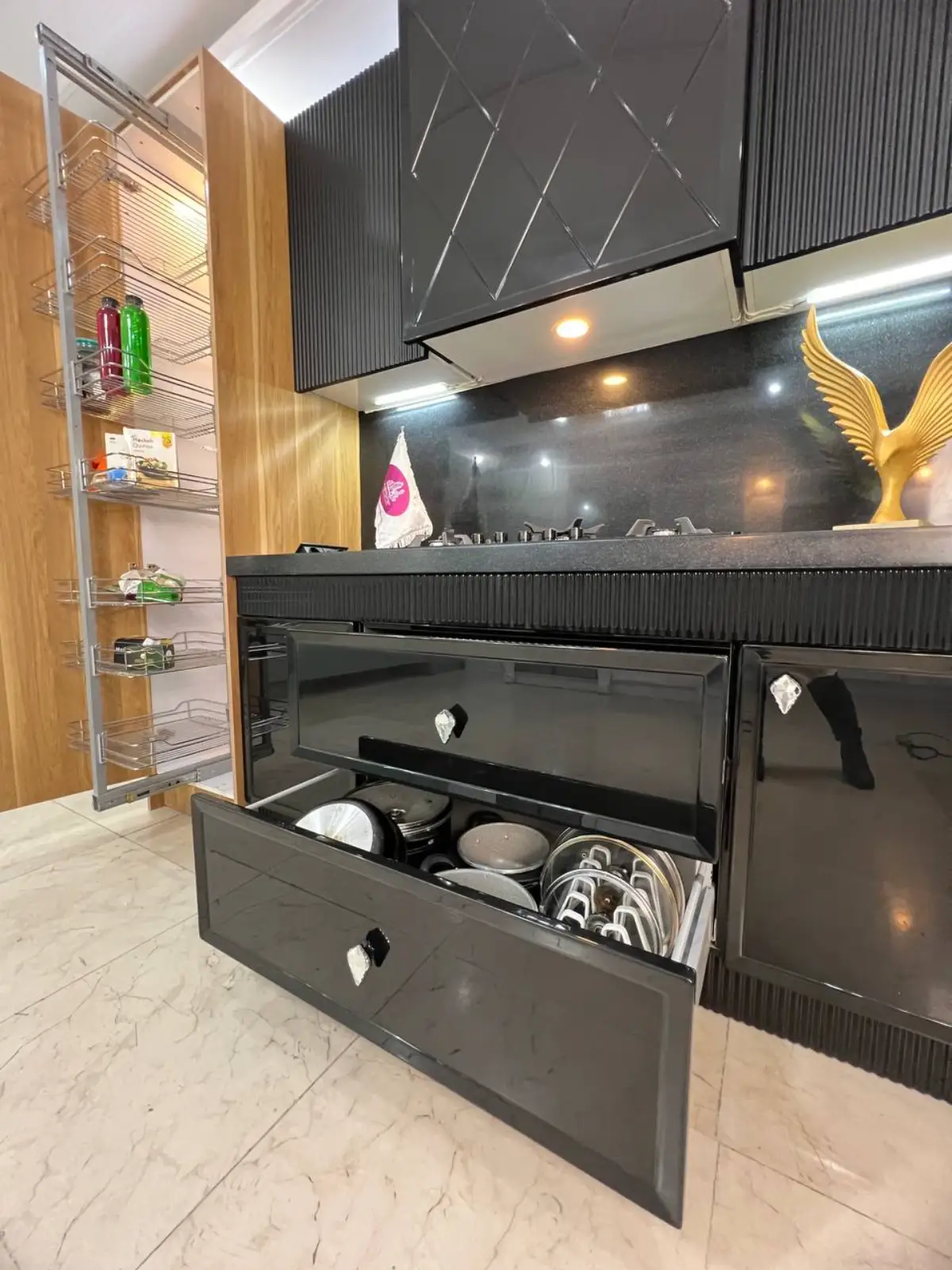 کابینت انزو مشکی با بینکابینتی مشکی