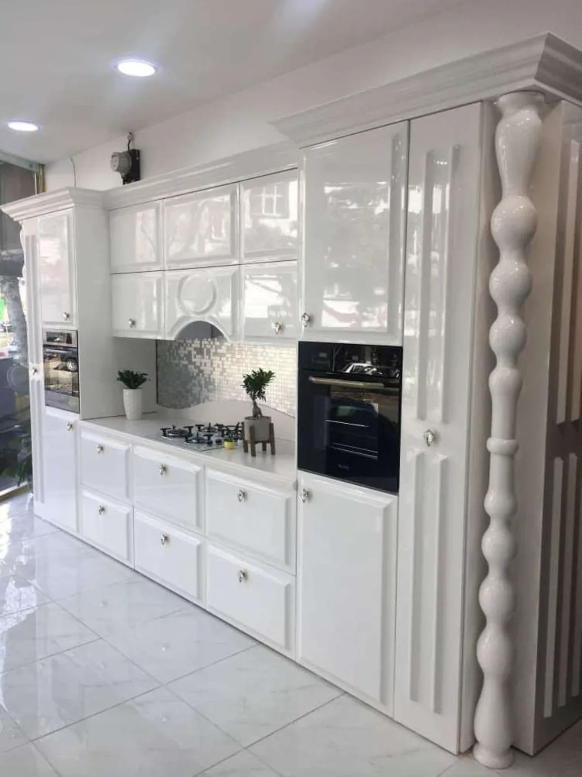 کابینت و جزیره انزو مشکی با خطوط برجسته روی دربها