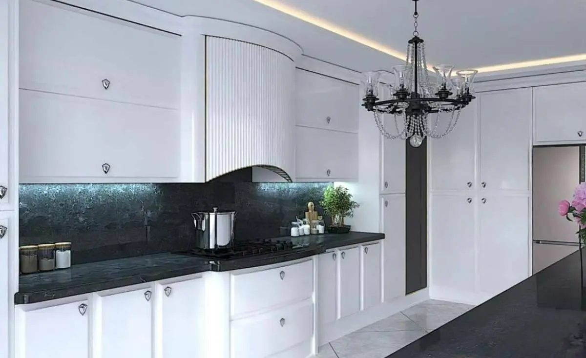 کابینت انزوی سفید با بینکابینتی مشکی و کاورهود برجسته سفید