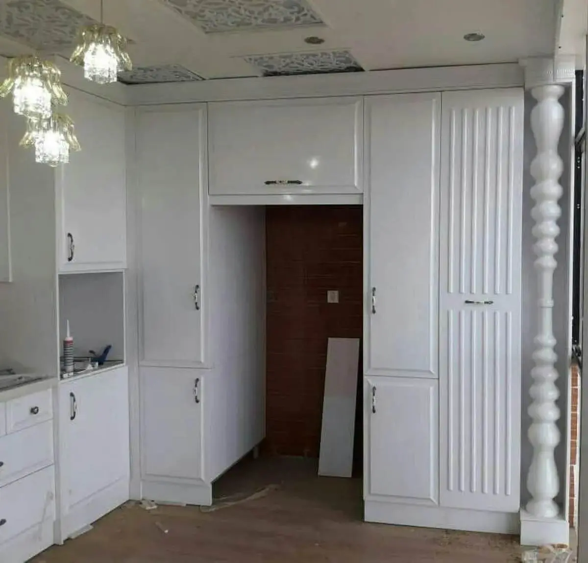 کابینت انزو سفید با دستگیره استیل و با ستونهای تزئینی کندهکاریشده