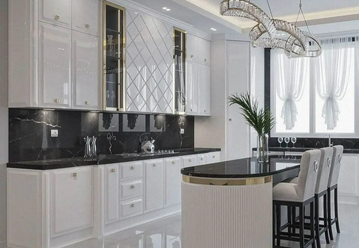 کابینت و جزیره انزو سفیدطلایی با دستگیره طلایی و بینکابینتی مشکی