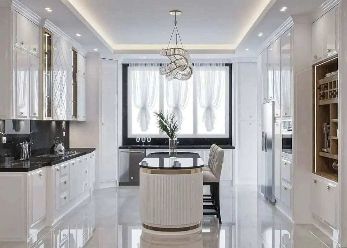 کابینتهای انزو نئوکلاسیک با رنگ سفید براق و جزیره بیضی شکل سفید طلایی با صفحه کابینت مشکی