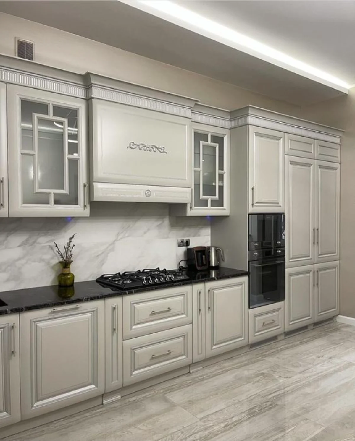 آشپزخانه دارای کابینت ممبران طوسی روشن با کفپوش چوبی