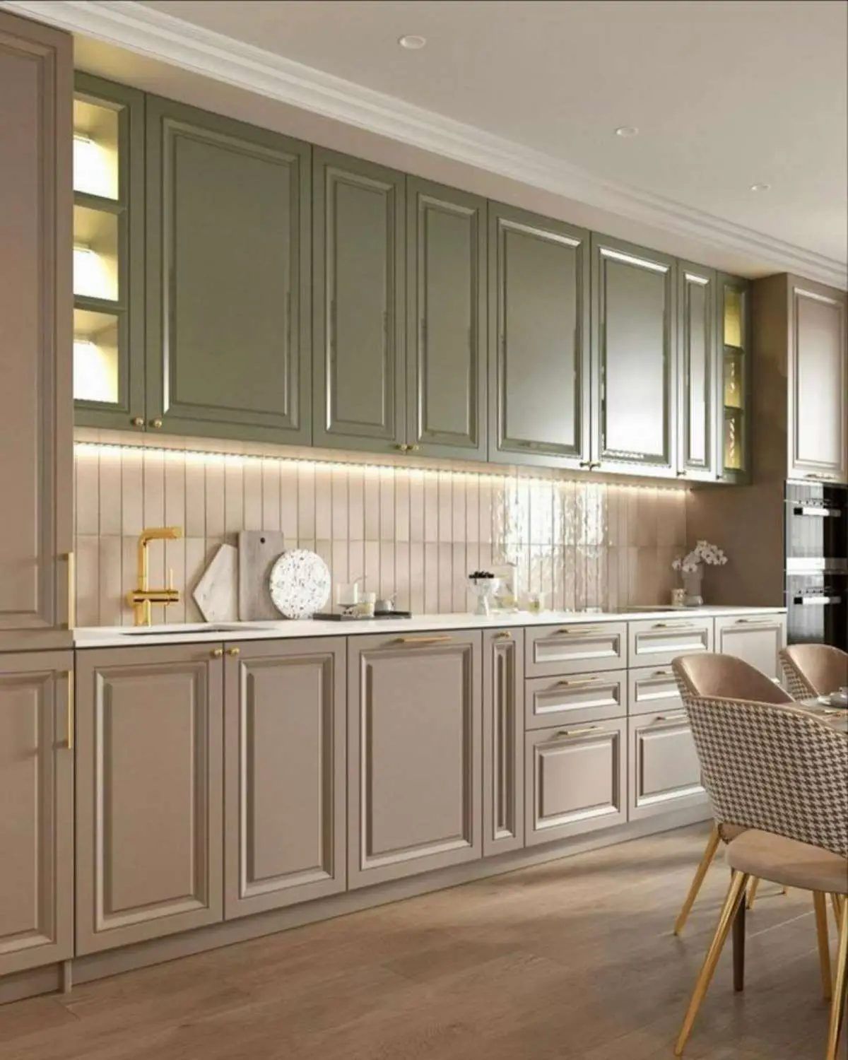 کابینت کرم و سبز به سبک نئوکلاسیک با دستگیرههای طلایی