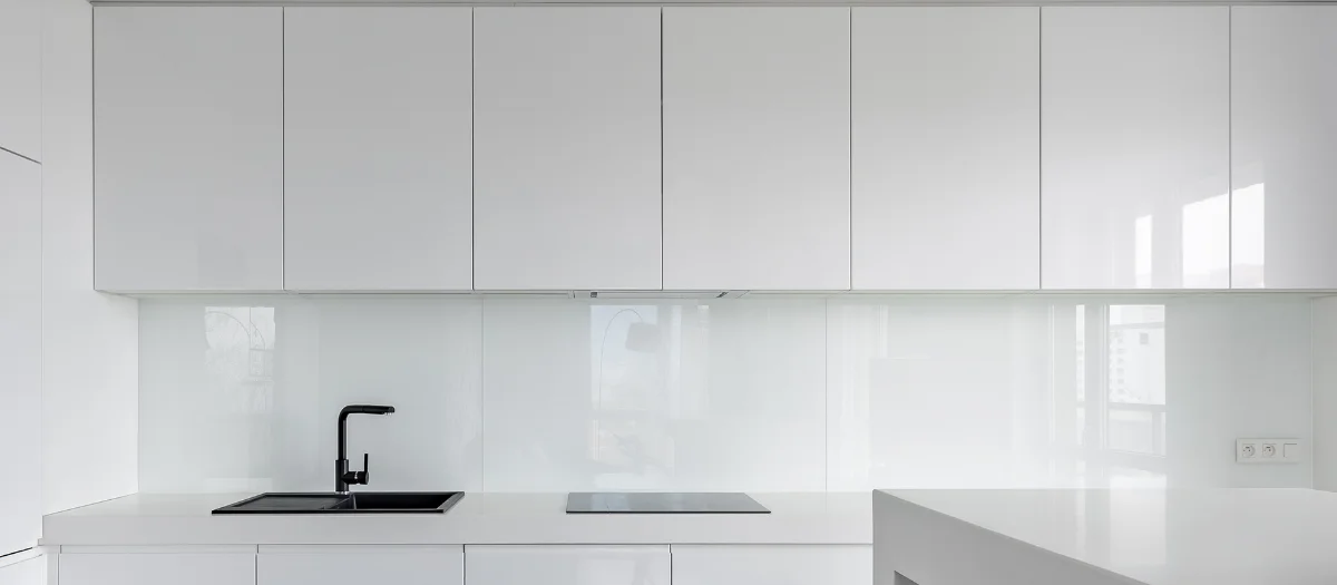 سینک و شیرآلات مشکی با کابینت هایگلاس یکدست و بینکابینتی سفید