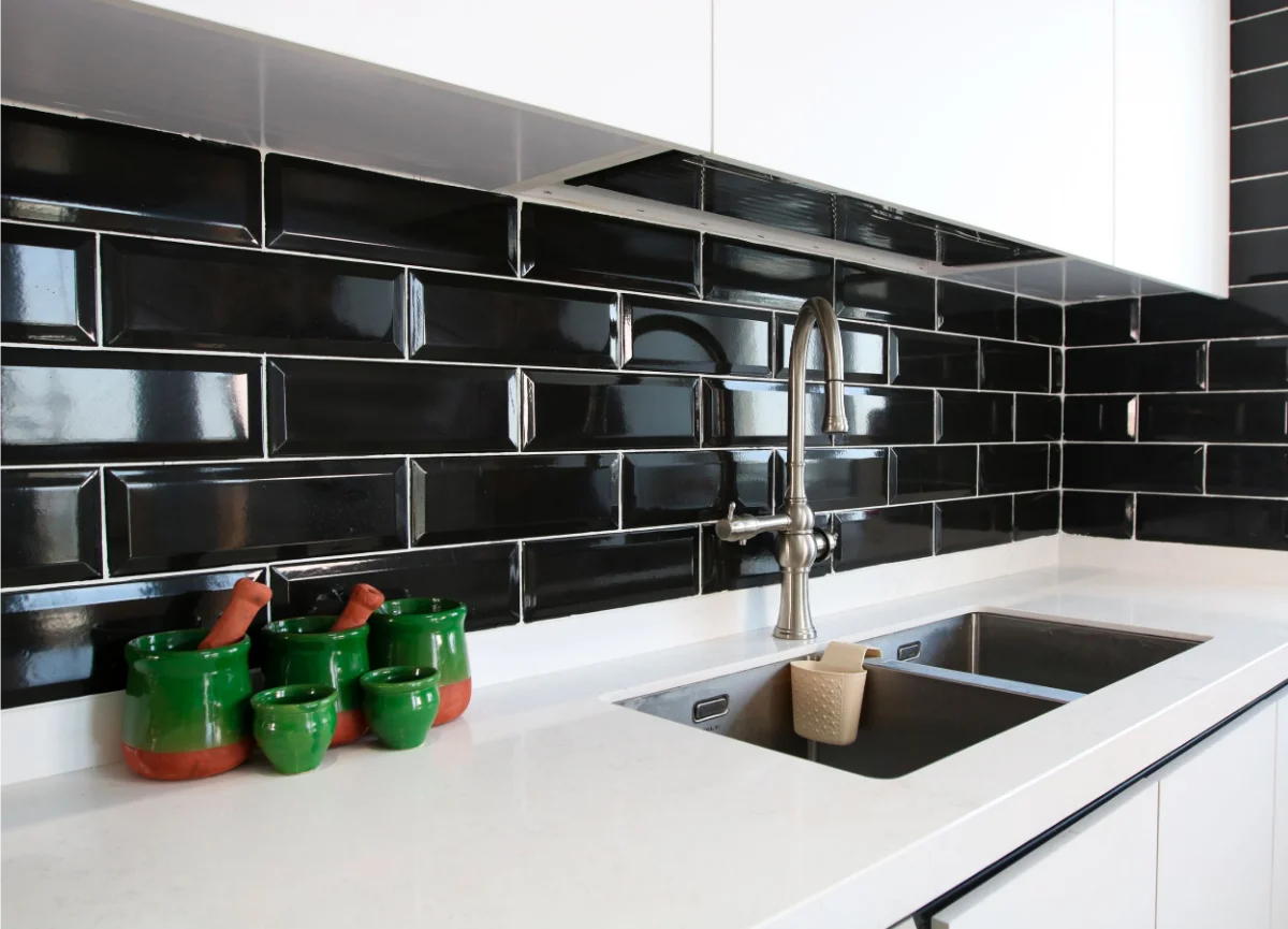 سینک توکار استیل با کابینت هایگلاس سفید و بینکابینتی آجر مشکی براق