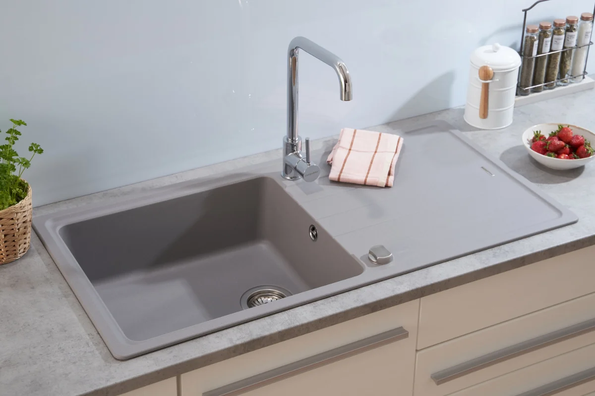 سینک خاکستری با کابینت سفید و دستگیرههای خاکستری