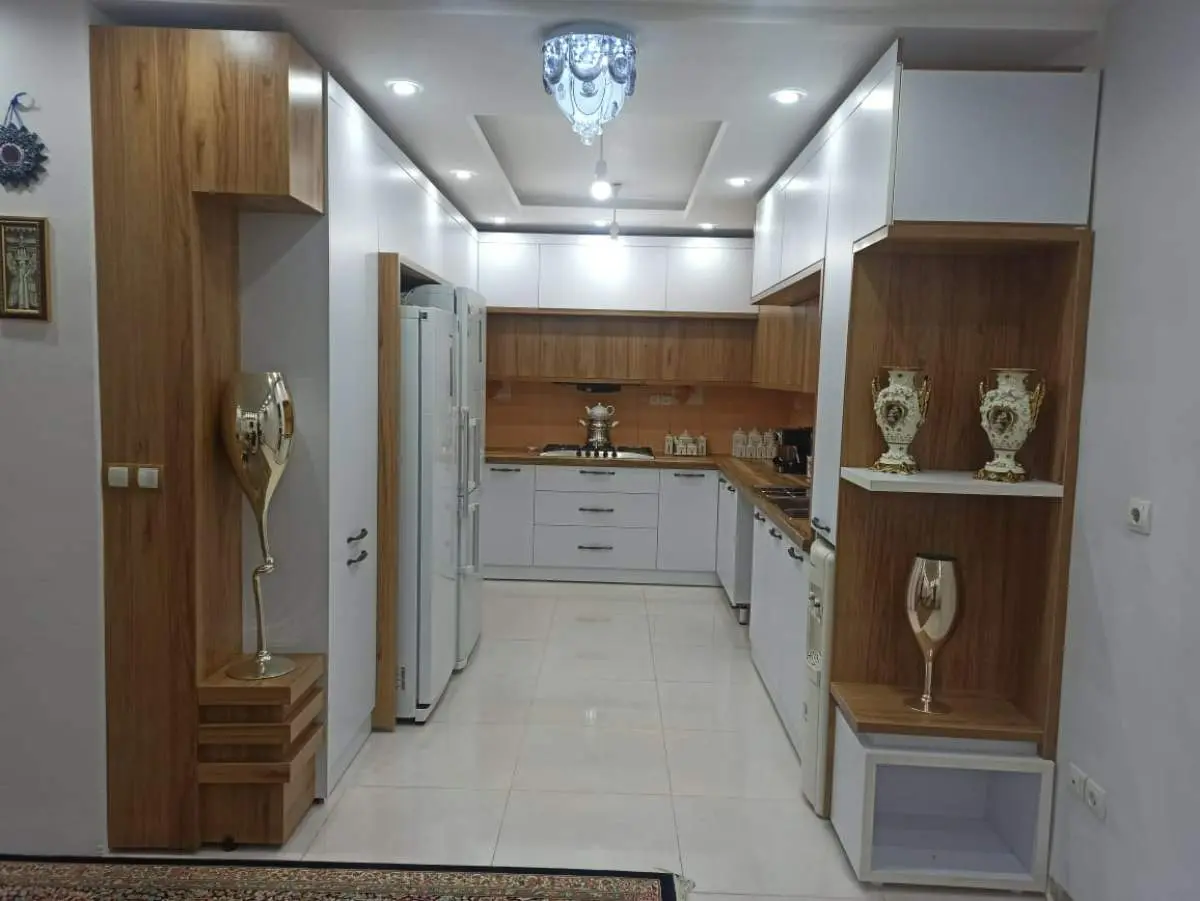 کابینت امدیاف پلهای سفید و قهوهای به سبک مدرن در بازسازی خانه قدیمی