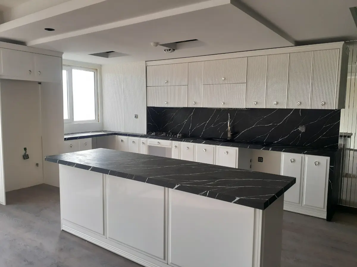 کابینت نئوکلاسیک انزوی پولیشی براق به رنگ سفید