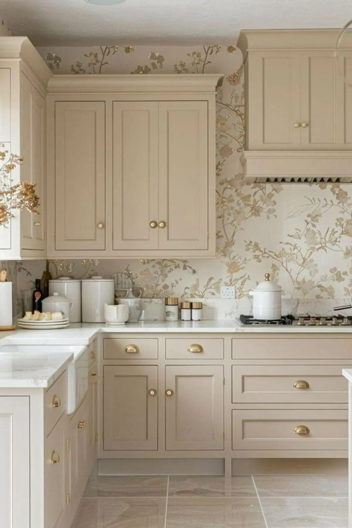 کابینت کرم با دستگیره طلایی و بینکابینتی گلدار کرم