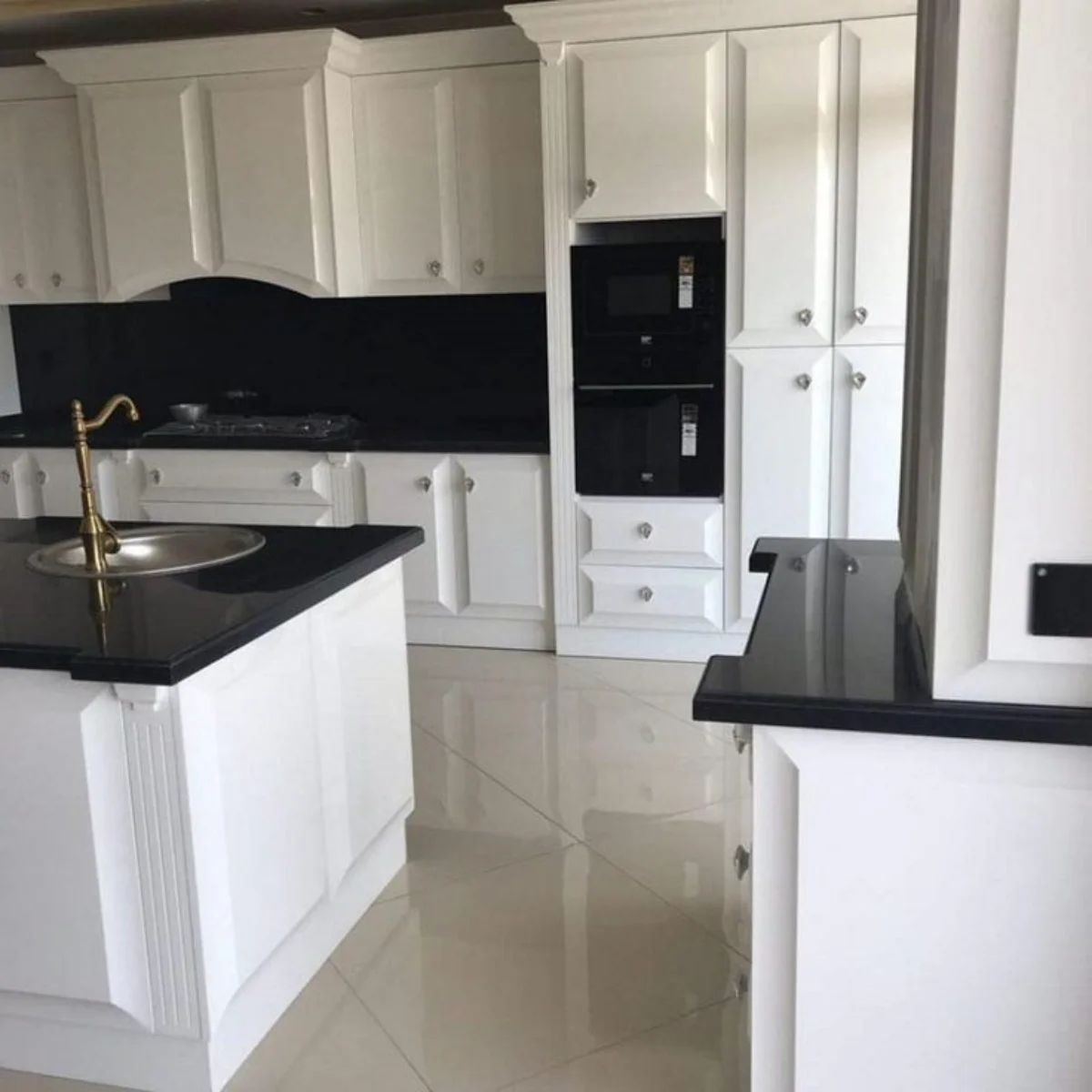 آشپزخانه با کابینتهای پولیشی سفید صفحه بین کابینتی مشکی