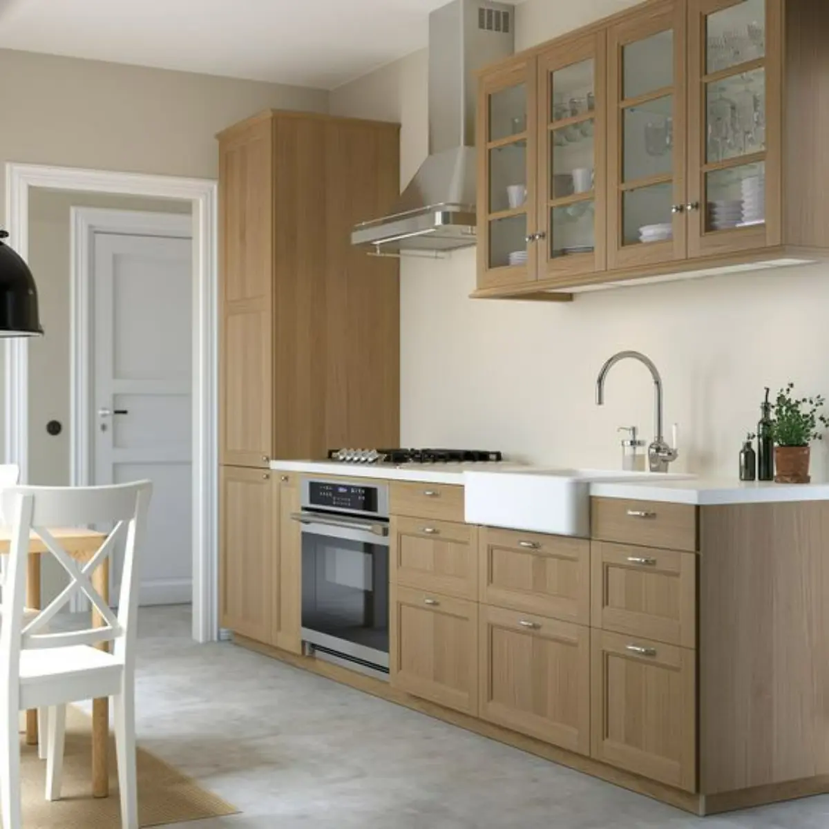 کابینت روکش چوب نئوکلاسیک قهوهای روشن با درب شیشهای و سینک سفید