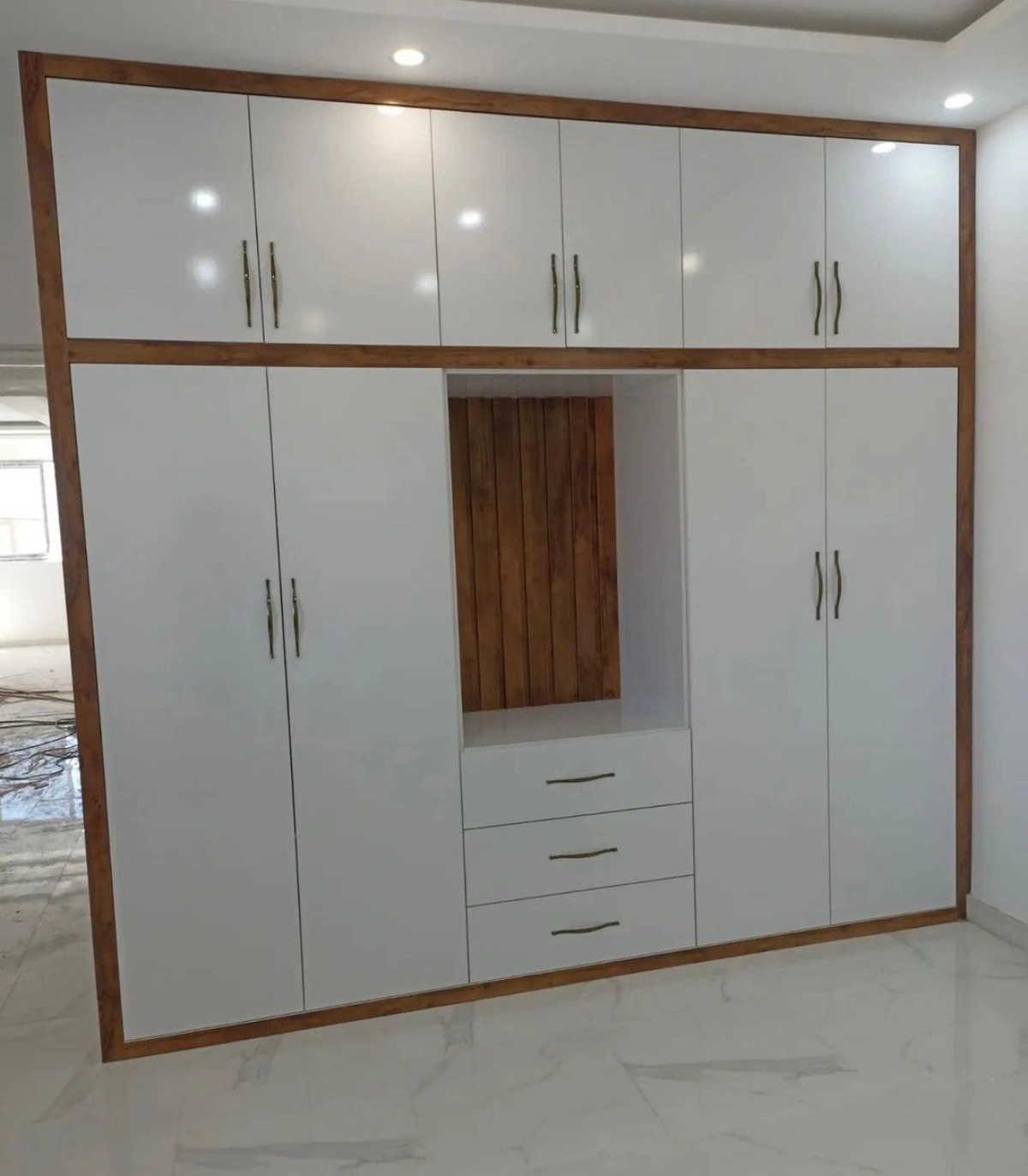 کمد دیواری ام دی اف سفید در ترکیب با طرح چوب