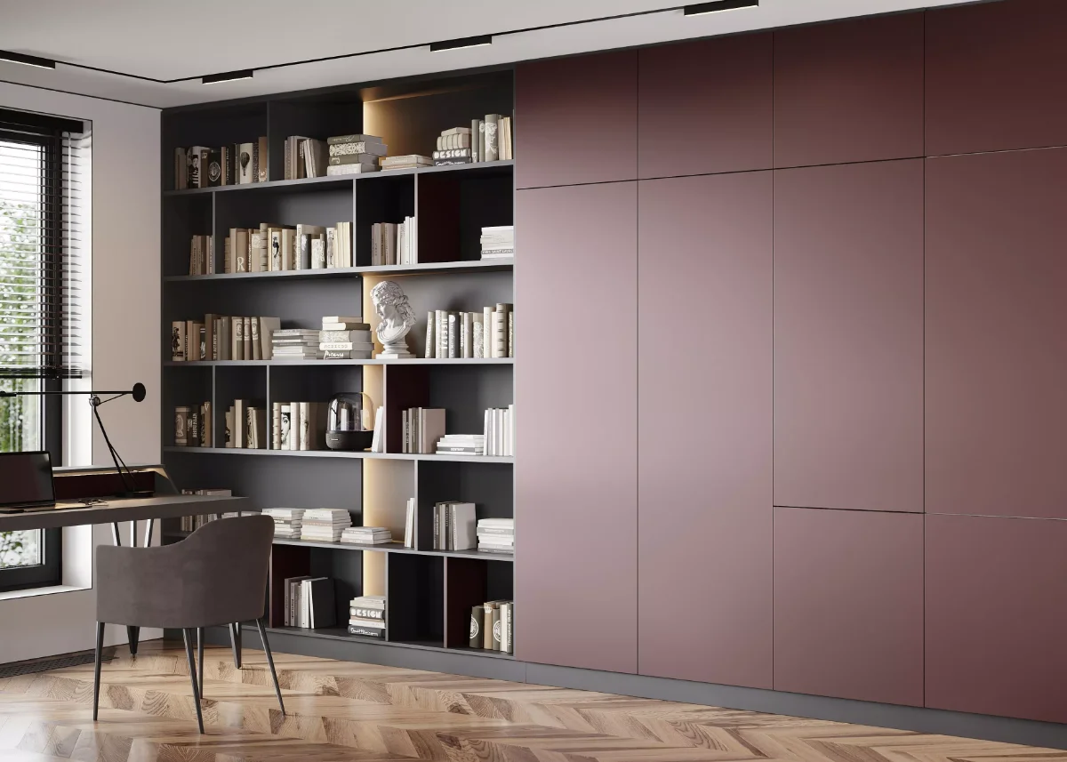 اتاقکار با کابینت اداری مینیمال عنابی مات و قفسههای طوسی تیره