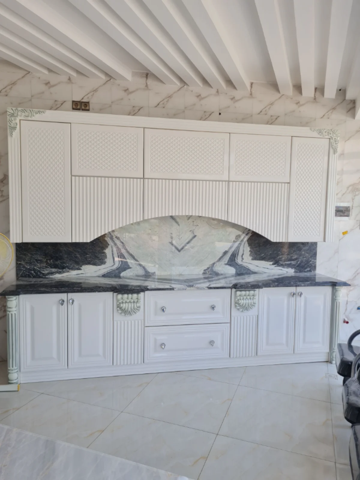 کابینت کلاسیک سفید طوسی با رنگ پولیشی مات