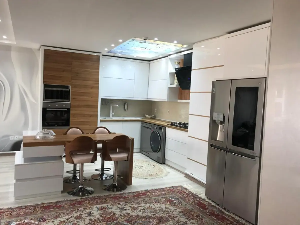 کابینت مدرن سفید و قهوهای هایگلاس همراه با جزیره سفید