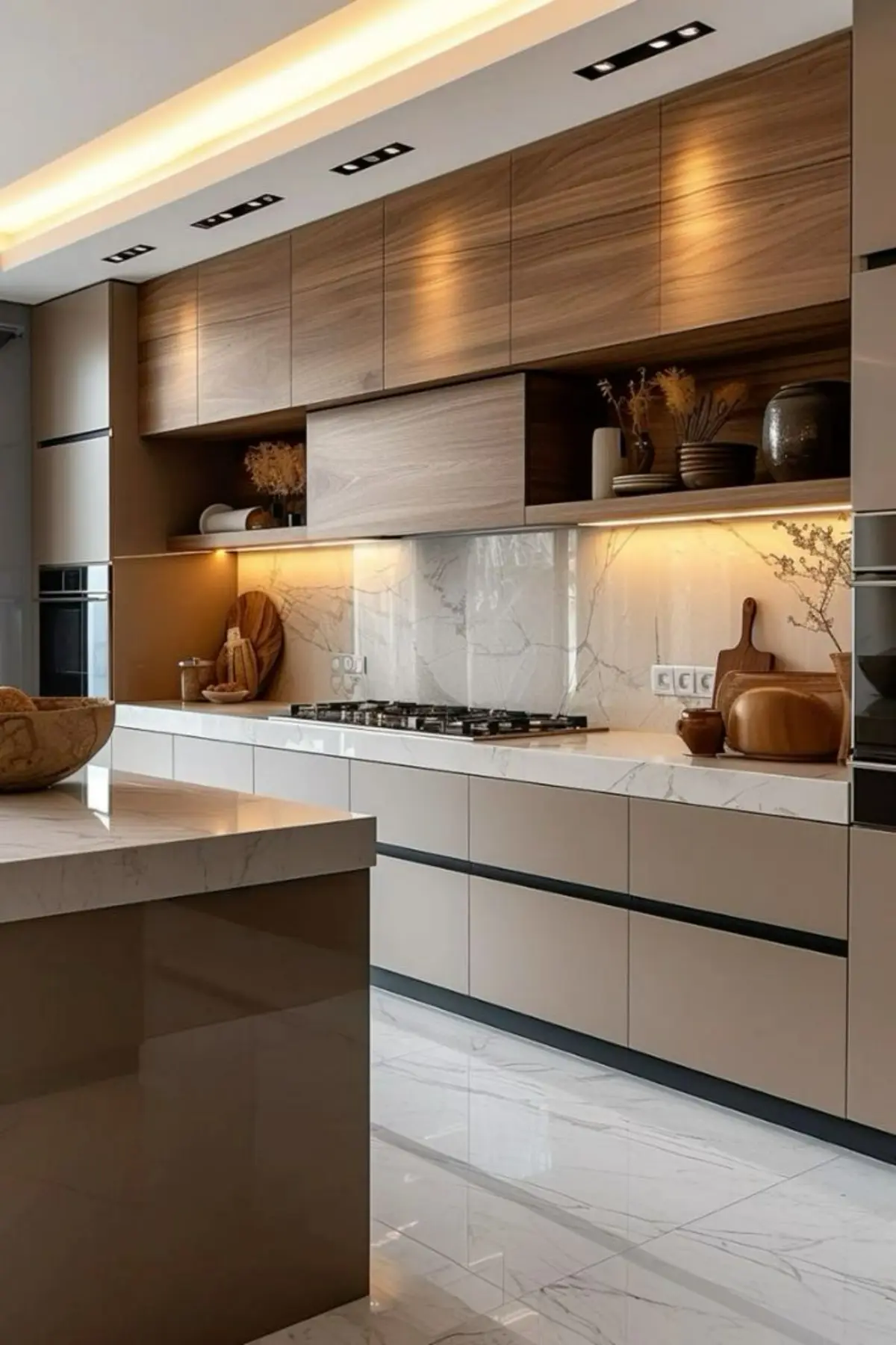 کابینت مدرن با جزیره قهوهای براق و کابینتهای بژ و قهوهای