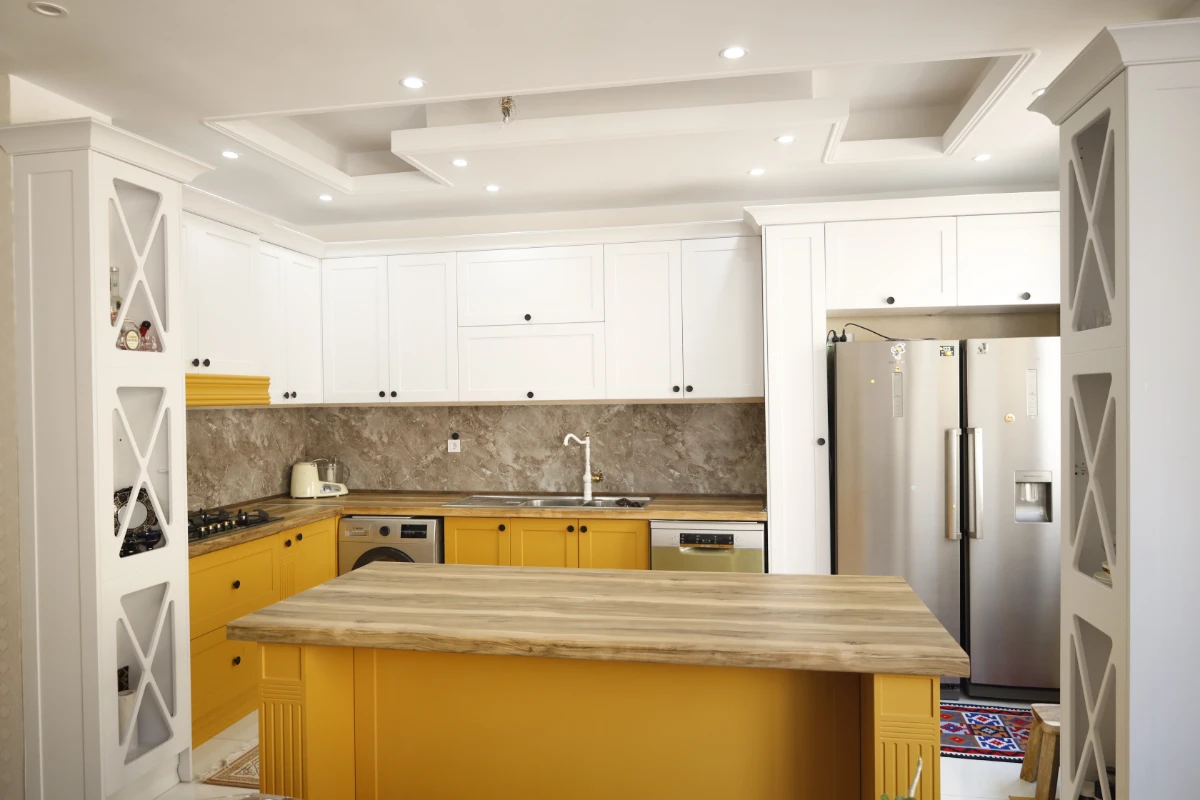 کابینت نئوکلاسیک سفید و خردلی با دستگیرههای گرد کوچک مشکی
