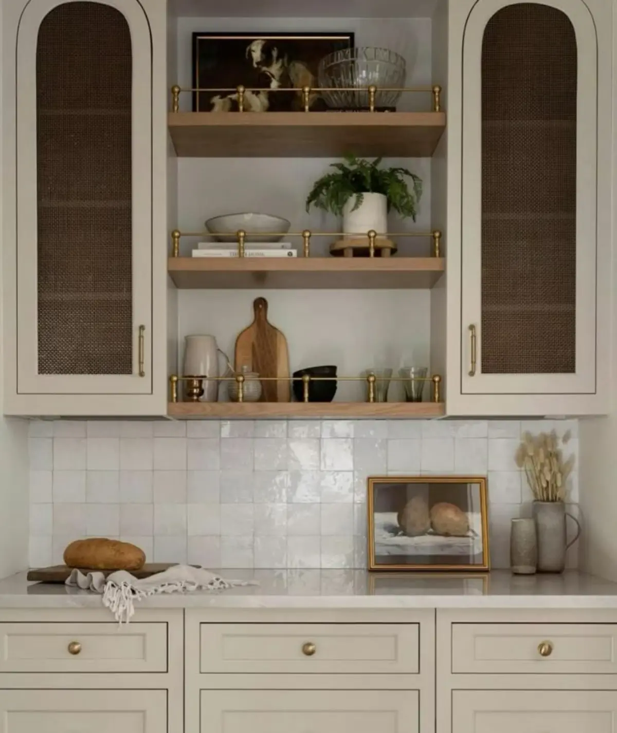 کابینت نئوکلاسیک کرم با شلف چوبی و تزئینات طلایی