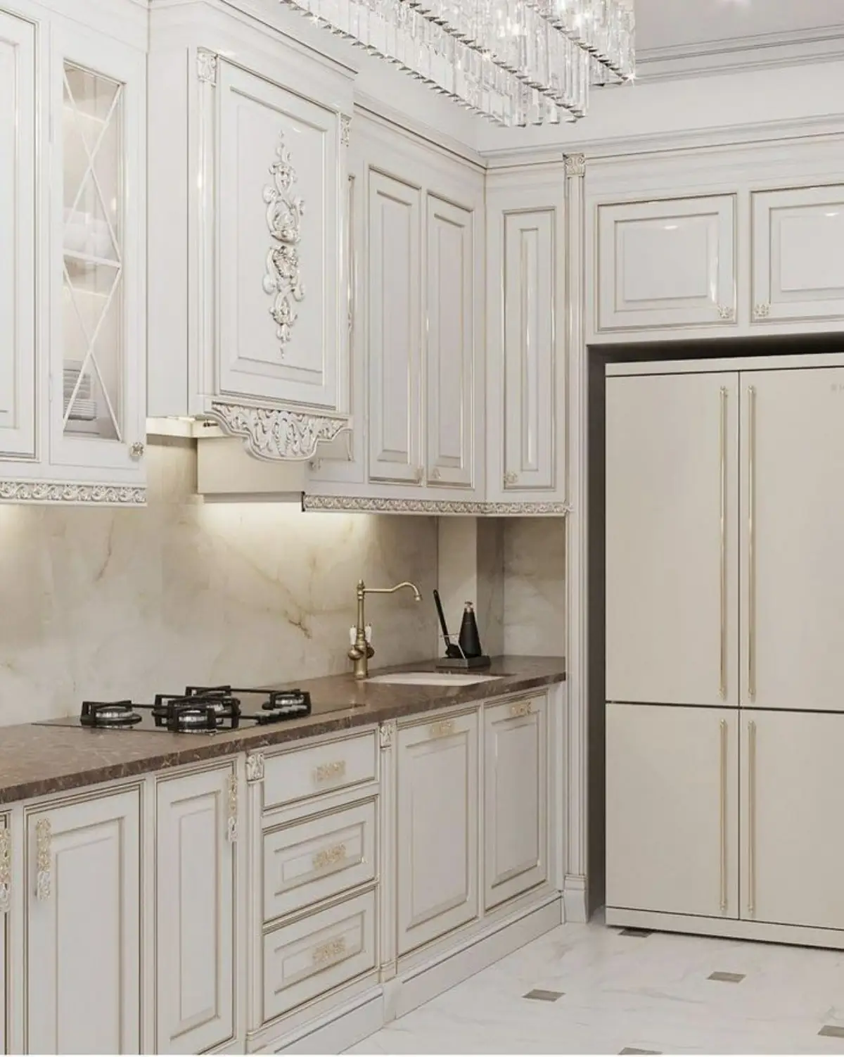 کابینت نئوکلاسیک براق سفید با جزئیات طلایی همراه با درب شیشهای و کنده کاری روی درب