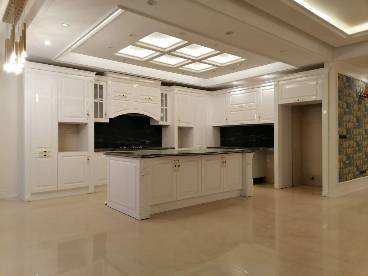 کابینت نئوکلاسیک سفید با سنگ بینکابینتی مشکی