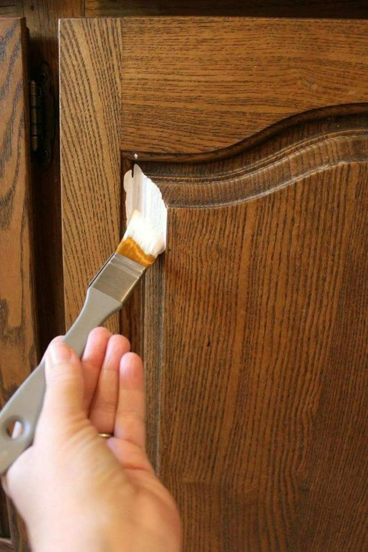رنگآمیزی سفید کابینت قهوهای چوبی