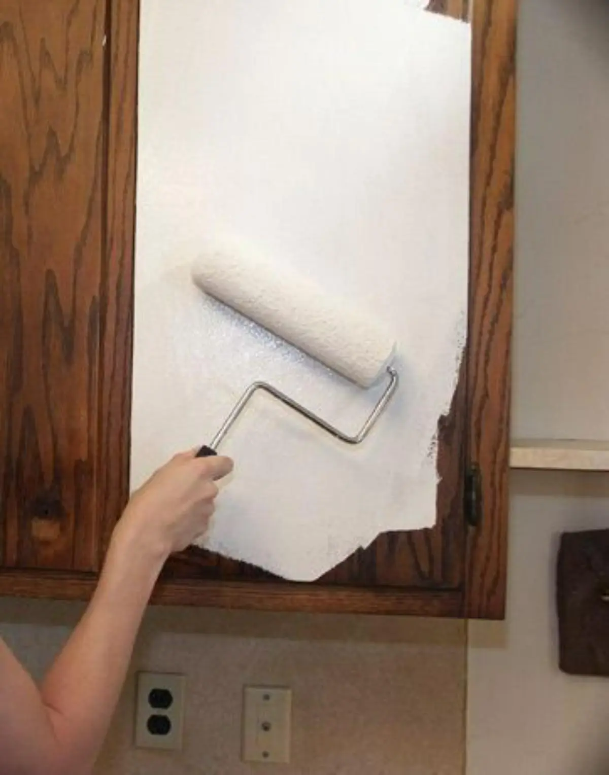 رنگکردن کابینت قهوهای مدرن با غلطک به رنگ سفید