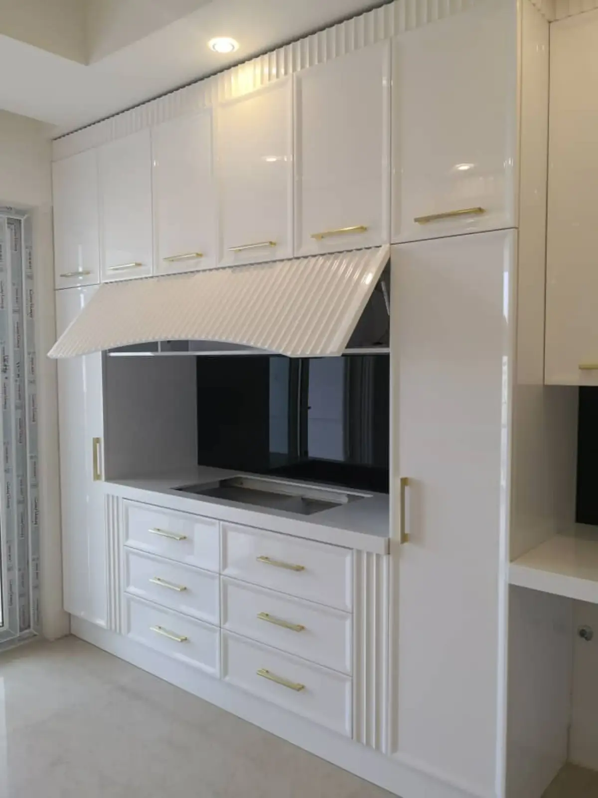 کابینت نئوکلاسیک پولیشی به رنگ سفید با دستگیره طلایی
