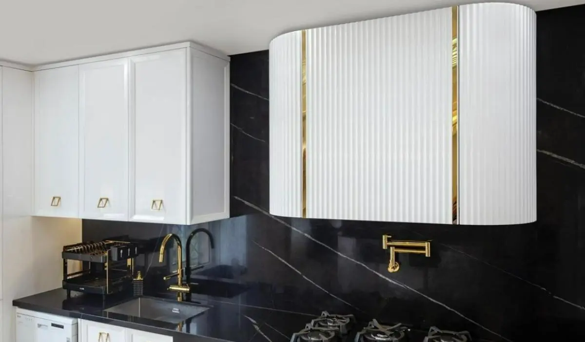 کابینت نئوکلاسیک پولیشی به رنگ سفید و طلایی