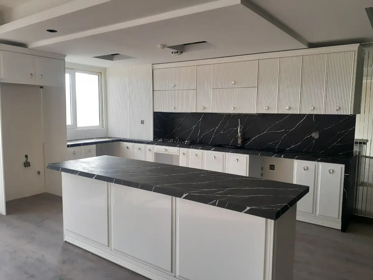 کابینت نئوکلاسیک پولیشی با رنگ سفید و دستگیره مشکی