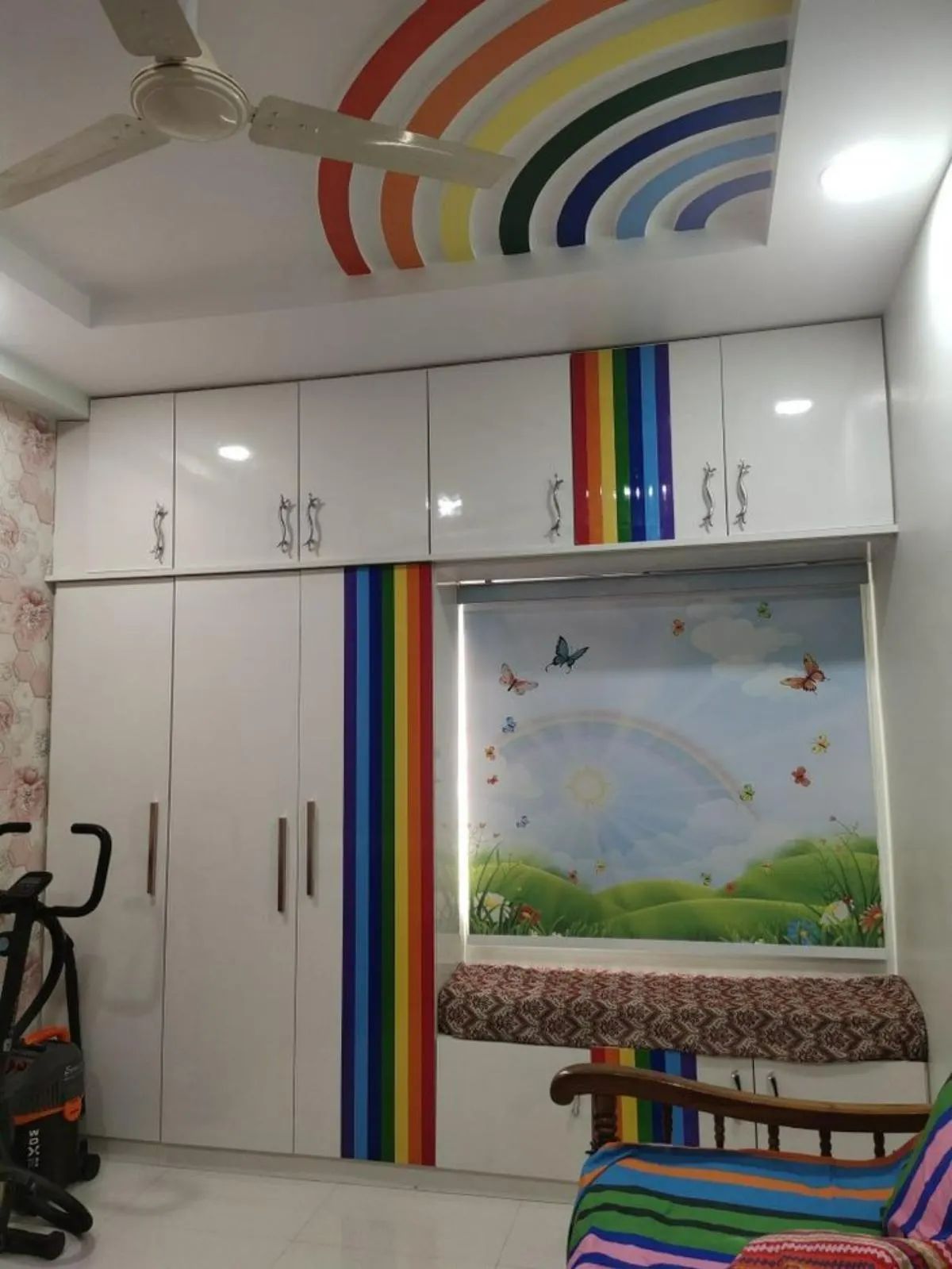 سقفکاذب رنگینکمانی اتاق کودک با کمد دیواری سفید