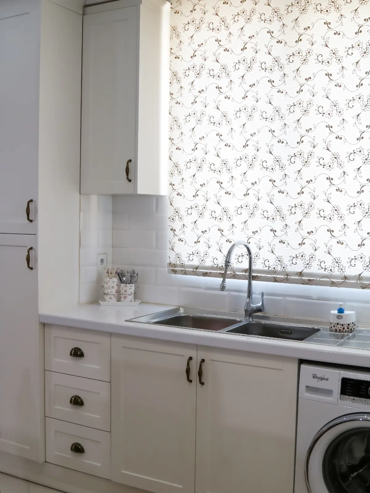 کابینت نئوکلاسیک سفید با دستگیرهی مشکی و سینک استیل نقرهای