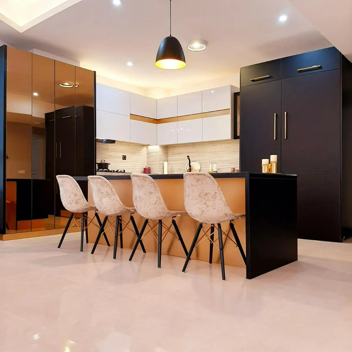کابینت کمدی با درب آینهای طلایی و سورمهای در آشپزخانه آپارتمان کوچک