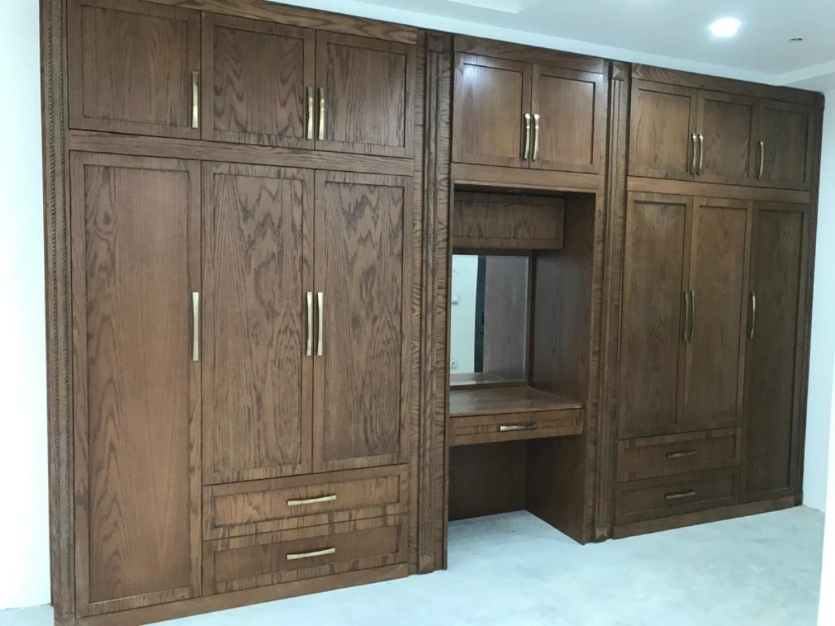 کمد دیواری روکش چوب با طراحی نئوکلاسیک شیکر استایل و دستگیره طلایی دارای میز آرایش و آینه