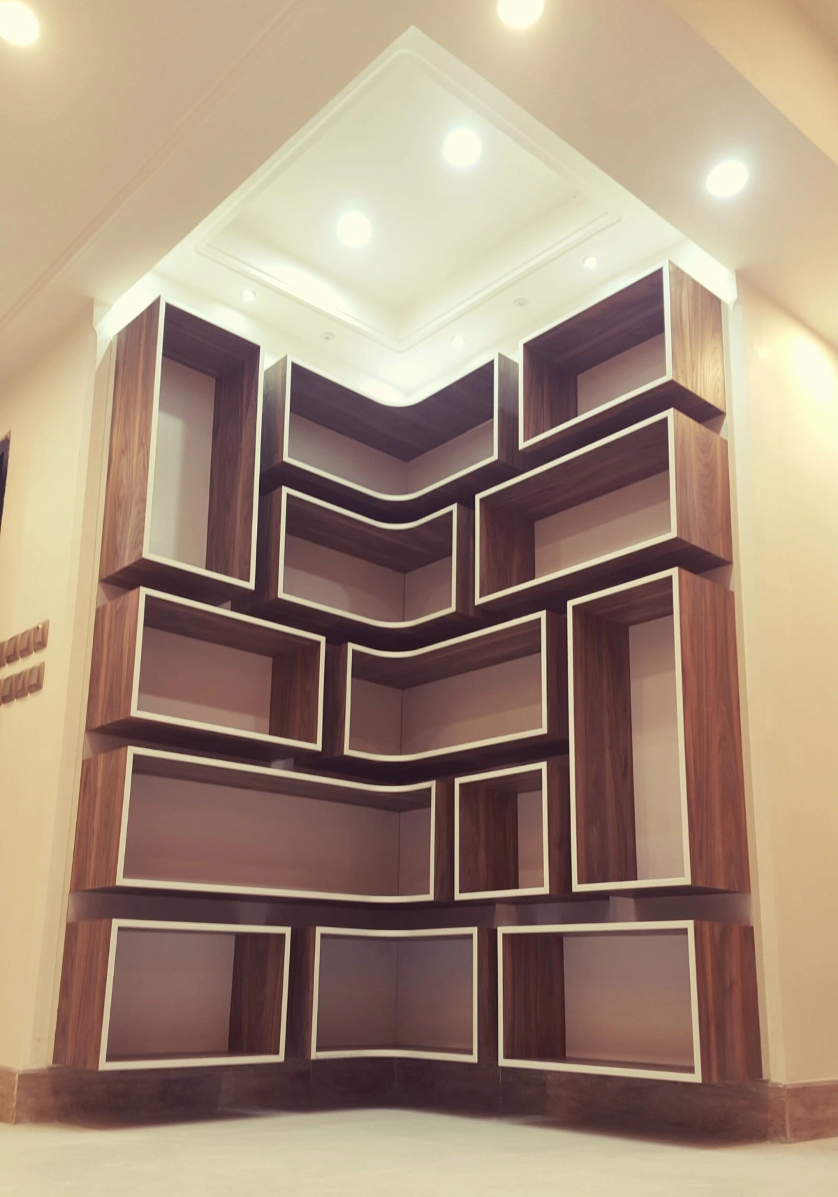 شلف دیواری و کتابخانه با طراحی باکس به رنگ سفید قهوه ای