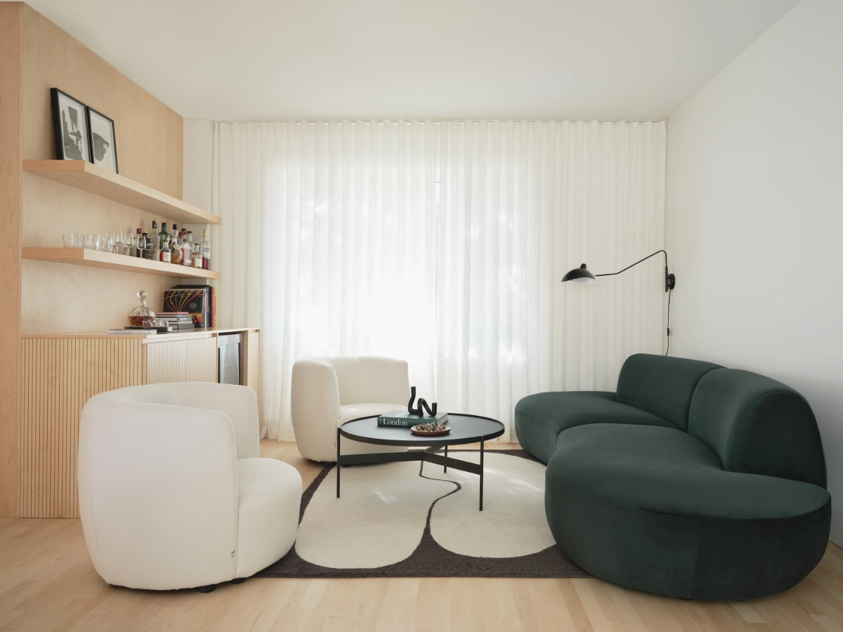 نصب شلف چوبی دیواری در نشیمن خانه