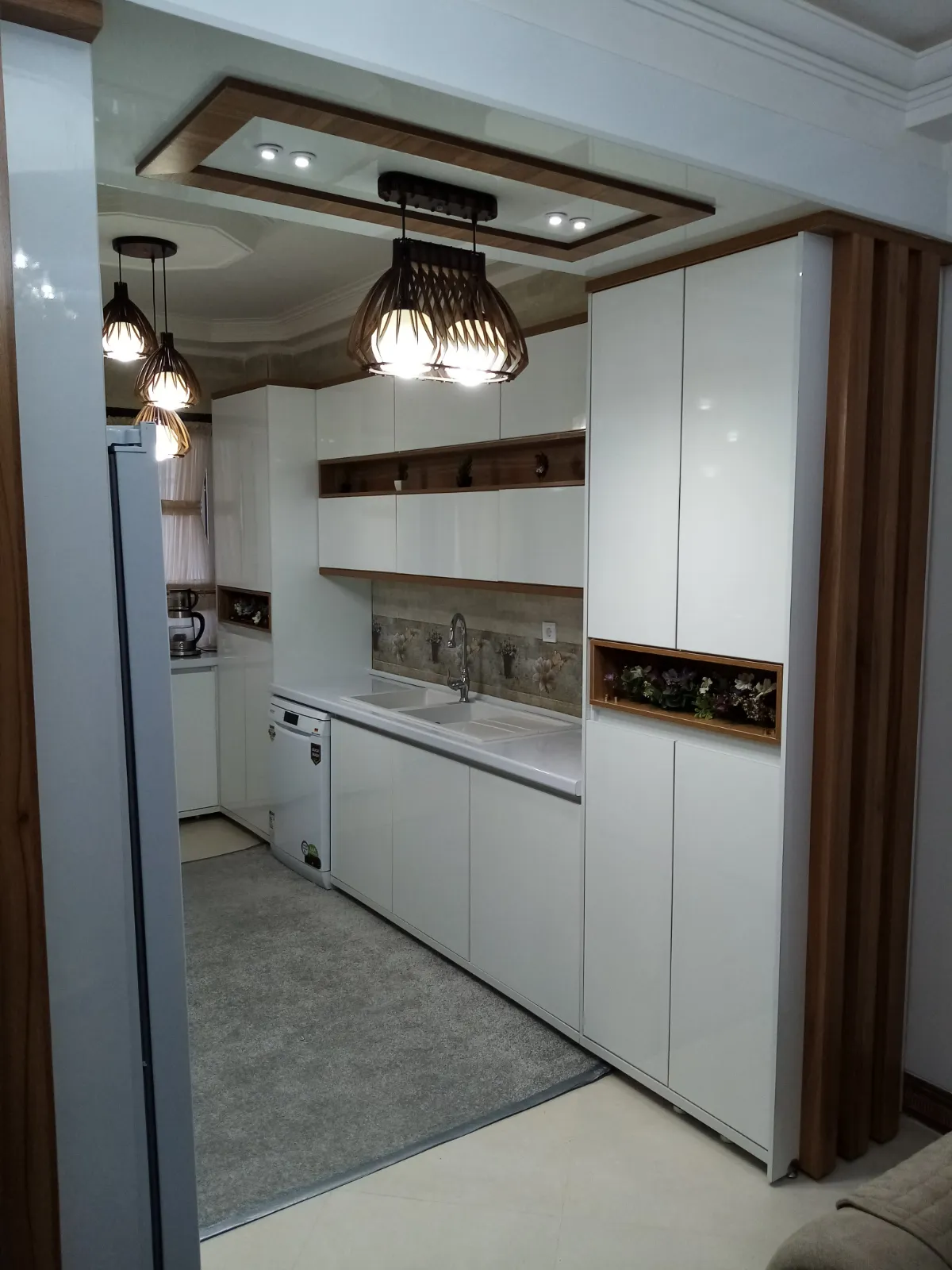 کابینت مدرن سفید با شلف دیواری در بین کابینت زمینی و دیواری