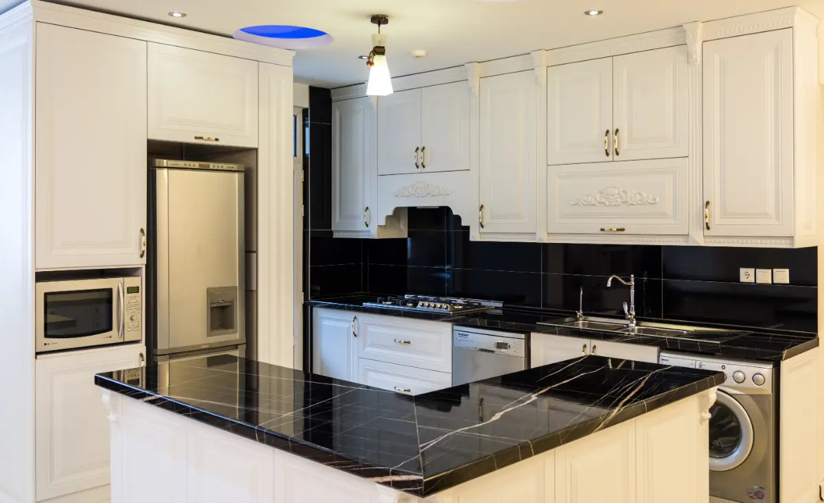 آشپزخانه با کابینت نئوکلاسیک سفارشی سفید