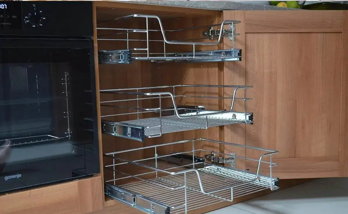 قفسههای فلزی متحرک که در داخل کابینت نصب شده