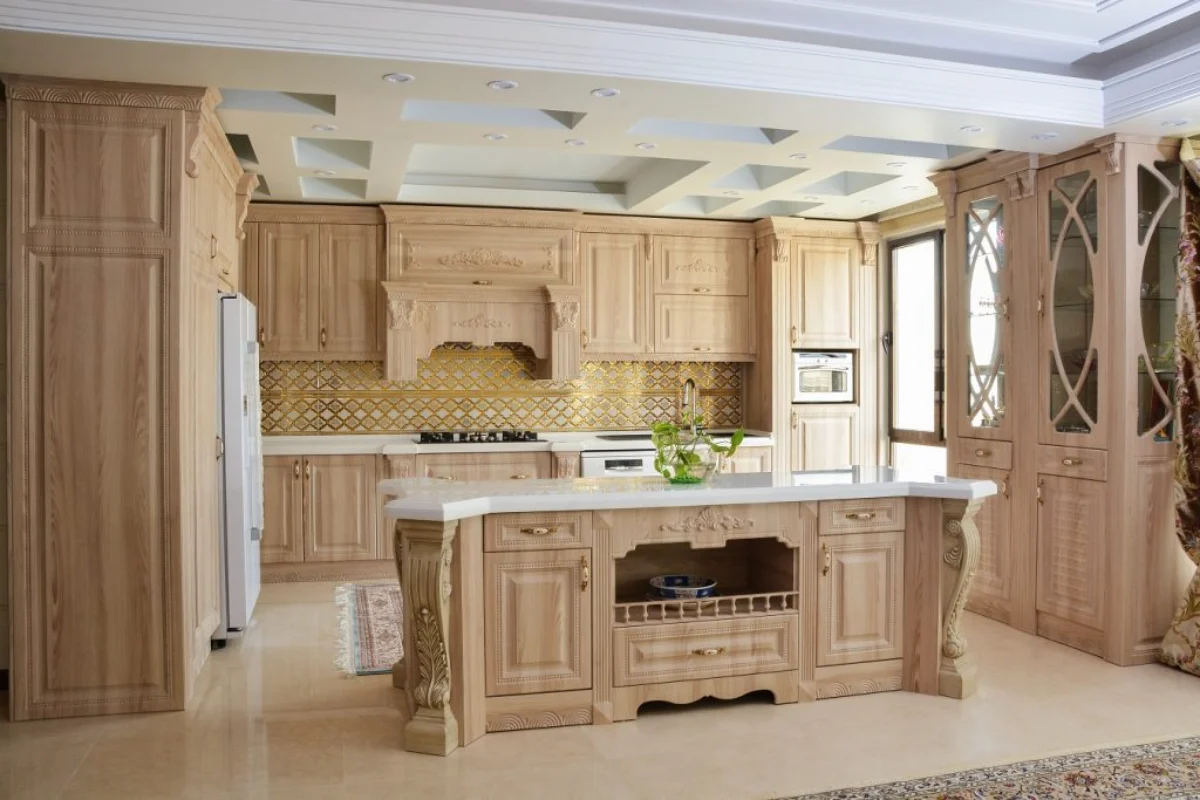 کابینت ممبران طرح چوب با جزیره و به رنگ قهوهای روشن