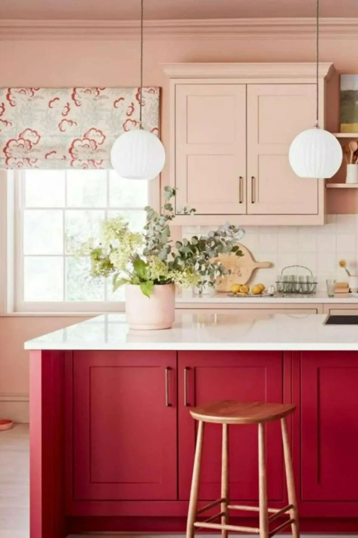 کابینت نئوکلاسیک زرشکی و صورتی با دستگیره مشکی
