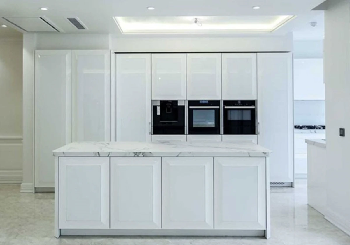 کابینت انزو نئوکلاسیک براق به رنگ سفید دارای جزیره و یخچال توکار