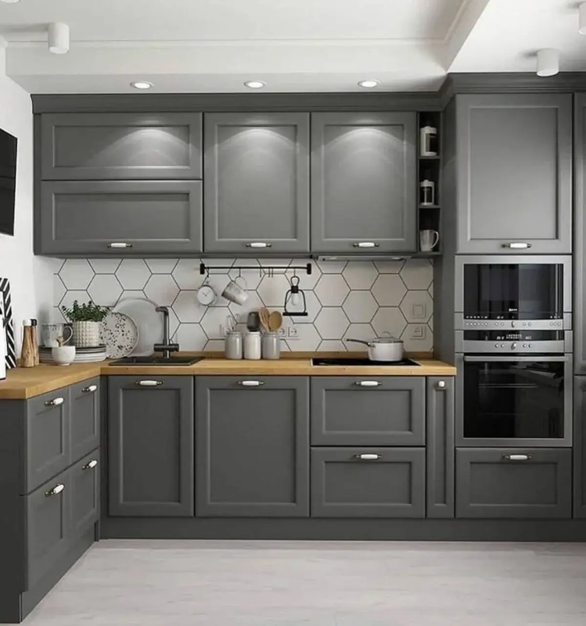 کابینت طوسی تیره با بینکابینتیهای سفید و دستگیرهی سفید رنگ