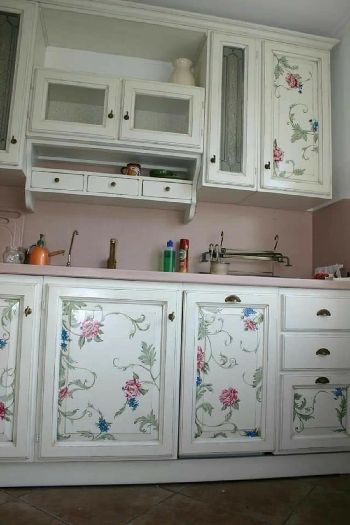بازسازی کمهزینه کابینت با استیکرهای گل و گیاه