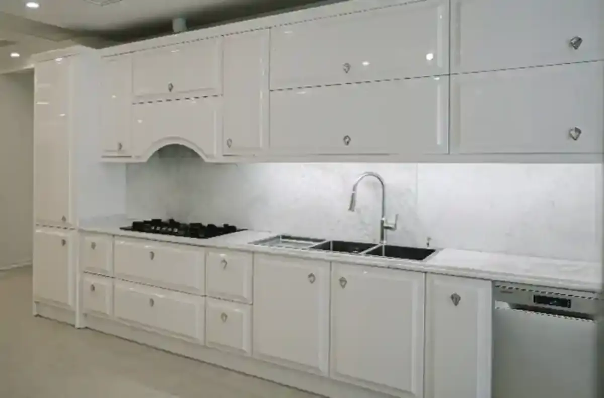 کابینت انزوی سفید براق با بینکابینتی و صفحه کابینت سفید