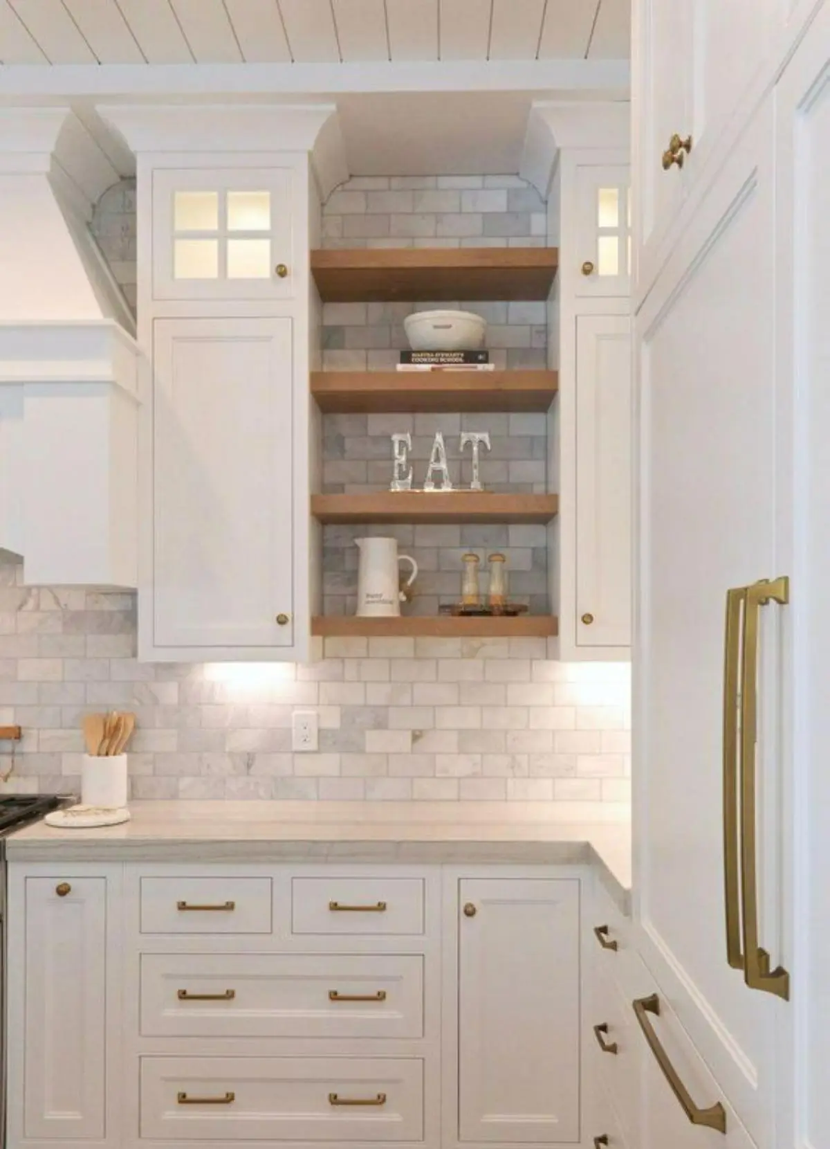 ستکردن لوازم تزئینی آشپزخانه با سبک نئوکلاسیک کابینت