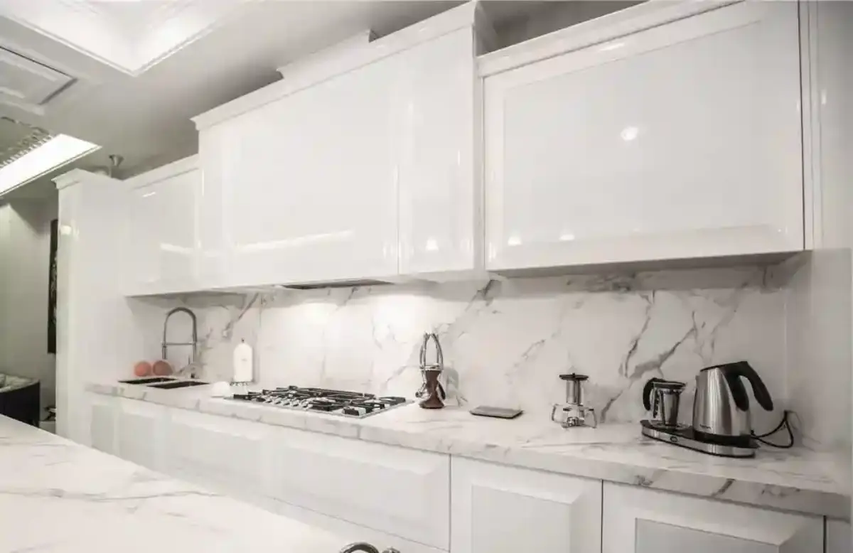 کابینت انزوی سفید با بینکابینتی سنگی سفید و مشکی